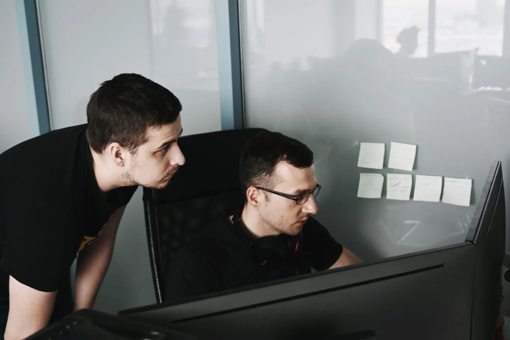 https://21106058.fs1.hubspotusercontent-na1.net/hubfs/21106058/it-team-monitoring.webp